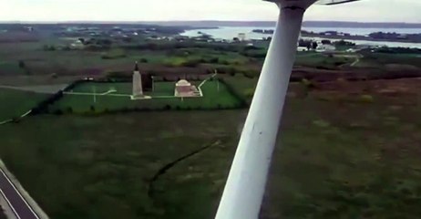 Une voiture veut couper la route à un avion en plein atterrisage...