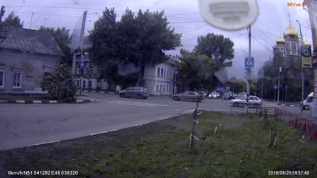 ДТП в Саратове. 29.09.2016. Проехал на красный.