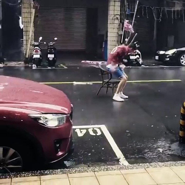 S'allumer une clope et lire en pleine tempête Typhon !