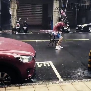 S'allumer une clope et lire en pleine tempête Typhon !