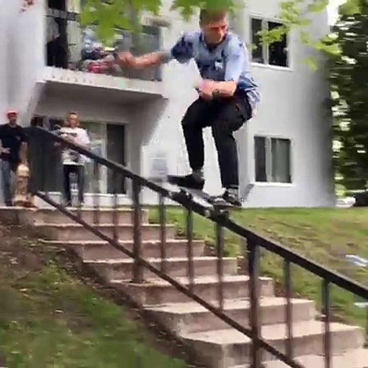 Armou-se em esperto a andar de "skate" à frente dos amigos mas quase foi atropelado
