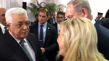 بنيامين نتانياهو يصافح محمود عباس في جنازة بيريز