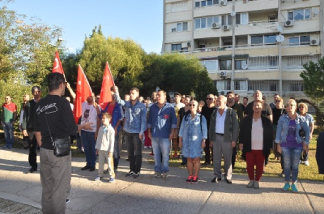 Okul Müdürüne Tepki İçin Veliler Okul Önünde 'Andımızı' Okudu