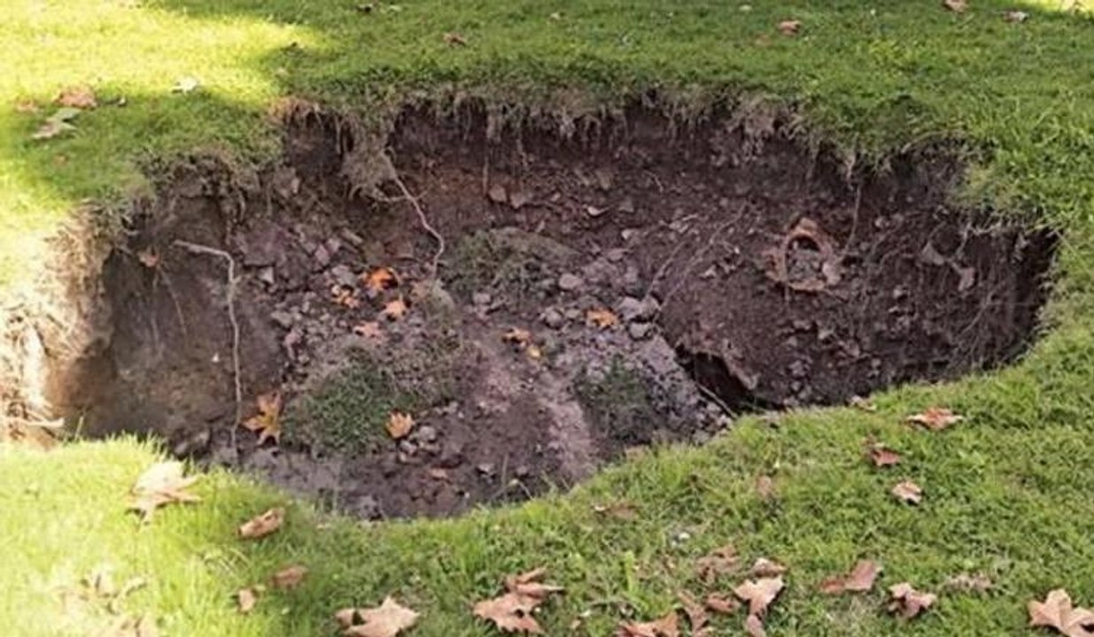 Topkapı Sarayı bahçesinde üç metrelik çukur oluştu