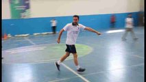 El futbolista Xavi Hernández visita a refugiados en Jordania