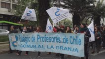 Funcionarios públicos chilenos exigen con huelga y marcha aumento salarial