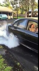 A 5 ans et encouragé par son père, il fait des burns au volant d'une voiture