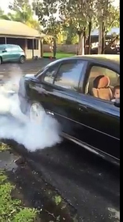 A 5 ans et encouragé par son père, il fait des burns au volant d'une voiture