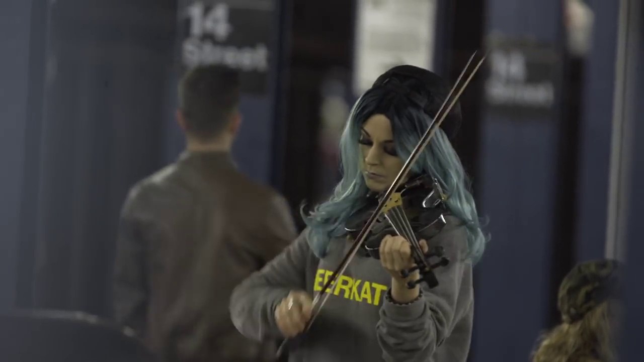 Cette jeune fille jouait du violon dans le métro et personne n'y prêtait attention mais quand je l'ai écoutée, je suis resté sans voix