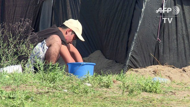 Des migrants sur la route des Balkans, officiellement fermée