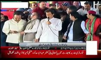 Imran Khan Paying Tribute To The Martyred Soldiers