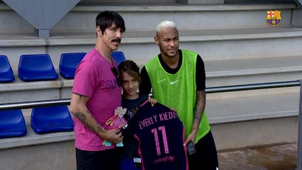 Vocalista do Red Hot Chili Peppers tieta Neymar no Barcelona