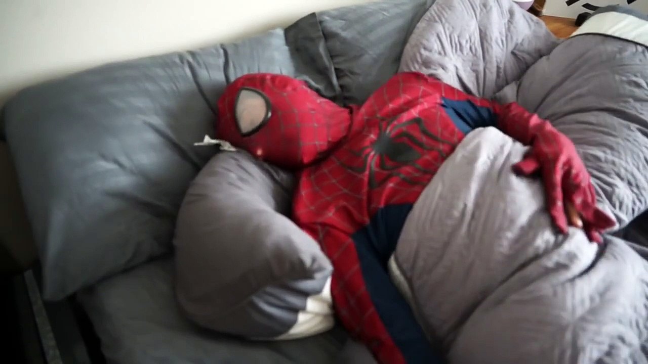 Spiderman vs Zombie Spiderman Orbeez Bath Time SuperHero fun in Real life! ) - P1