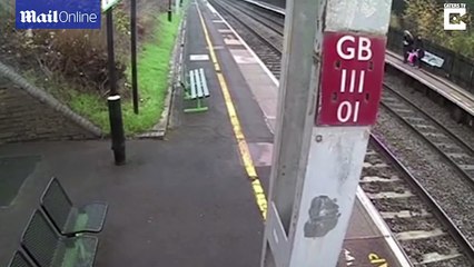 Rớt tim khoảnh khắc cô gái cứu sống bạn khỏi đường ray trong tích tắc