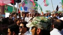 What happened with Nawaz Sharif in Kohat People chanting Go Nawaz Go out side from Jalsa Gah 28.10.2016