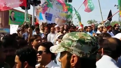 What happened with Nawaz Sharif in Kohat People chanting Go Nawaz Go out side from Jalsa Gah 28.10.2016