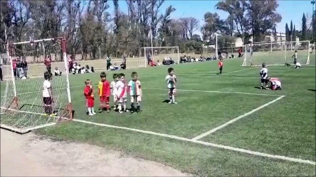 Un geste fair-play qui laissera le stade sans voix. Gamins adorables
