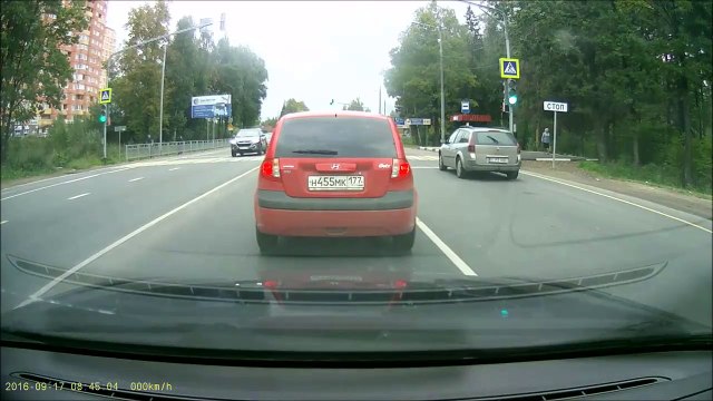 Camion VS mini voiture.... Le routier voit meme pas qu'il traine une voiture