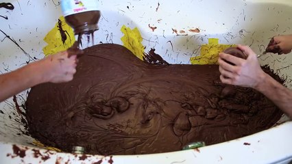 Il prend un bain de 275 kg de Nutella