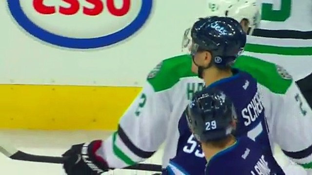 Deux hockeyeurs font un Hockey sur glace pierre/feuille/ciseaux pour avoir le droit de sortir de la glace en dernier