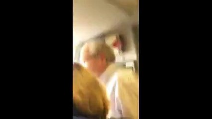 Un passager filme l'évacuation d'un avion en feu à l'aéroport de Chicago