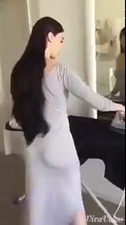 Women Show Her Figure