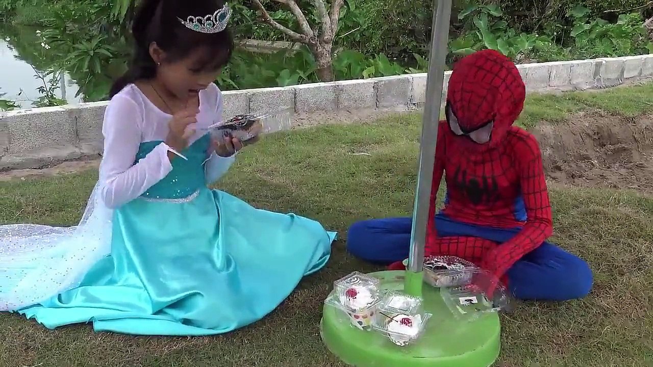 HORROR SPIDERS eating Frozen Elsa vs Spiderman Baby Pink SpiderGirl Joker Family Fun Superhero--Ocpf9u