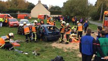 Exercice de pompiers simulant un accident avec de nombreuses victimes