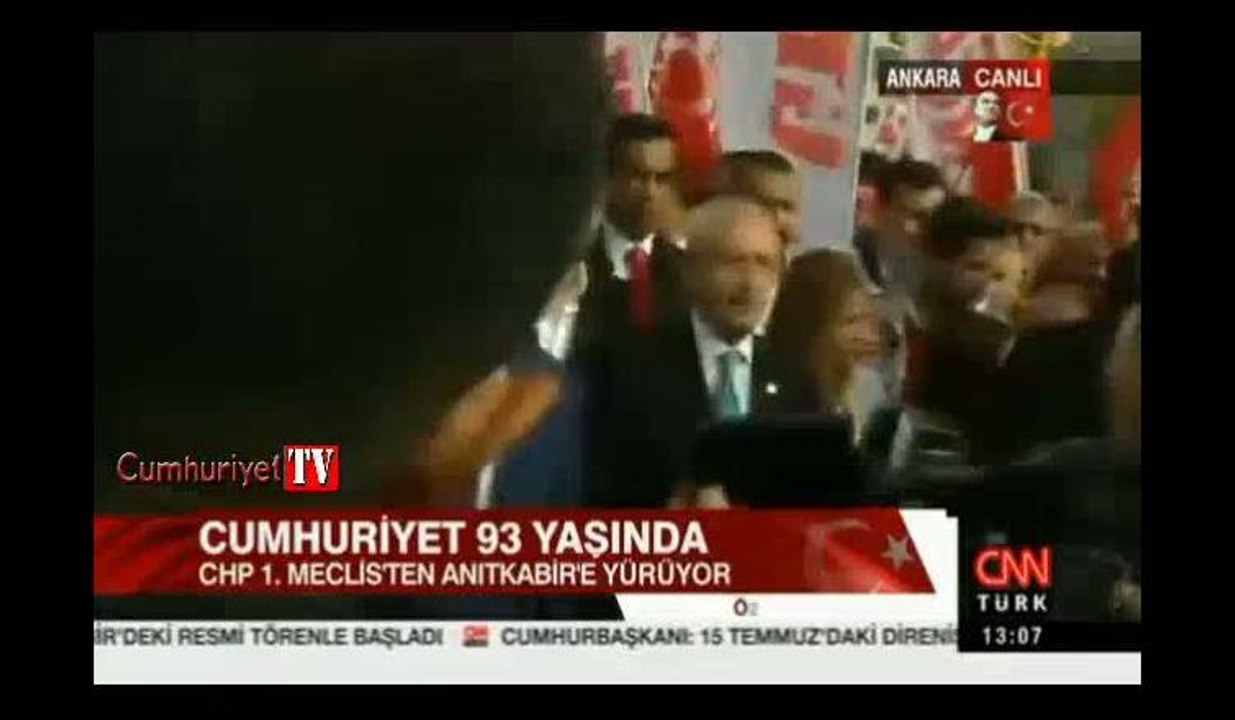 Kılıçdaroğlu Anıtkabir'e gençlerle beraber yürüyor