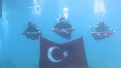 Dalgıçlar, Cumhuriyet Bayramı'nı Denizin Altında Kutladı