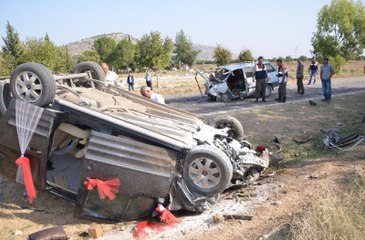 Gelin Arabası ile Otomobil Çarpıştı: 1 Ölü, 3 Yaralı