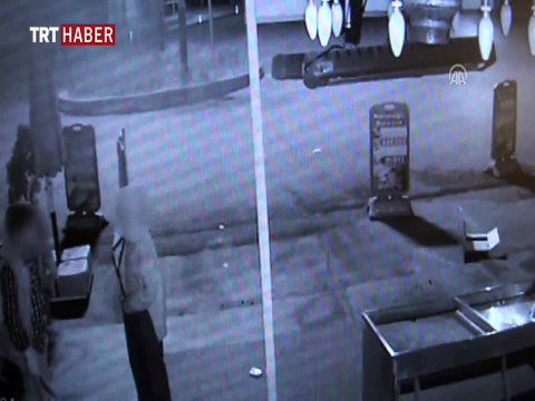 Kasayı açamayınca balıkları çaldılar