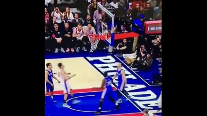 Adepto mostra dedo do meio e Westbrook reage desta forma