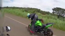 Ce motard passe au dessus de sa moto pendant une acrobatie