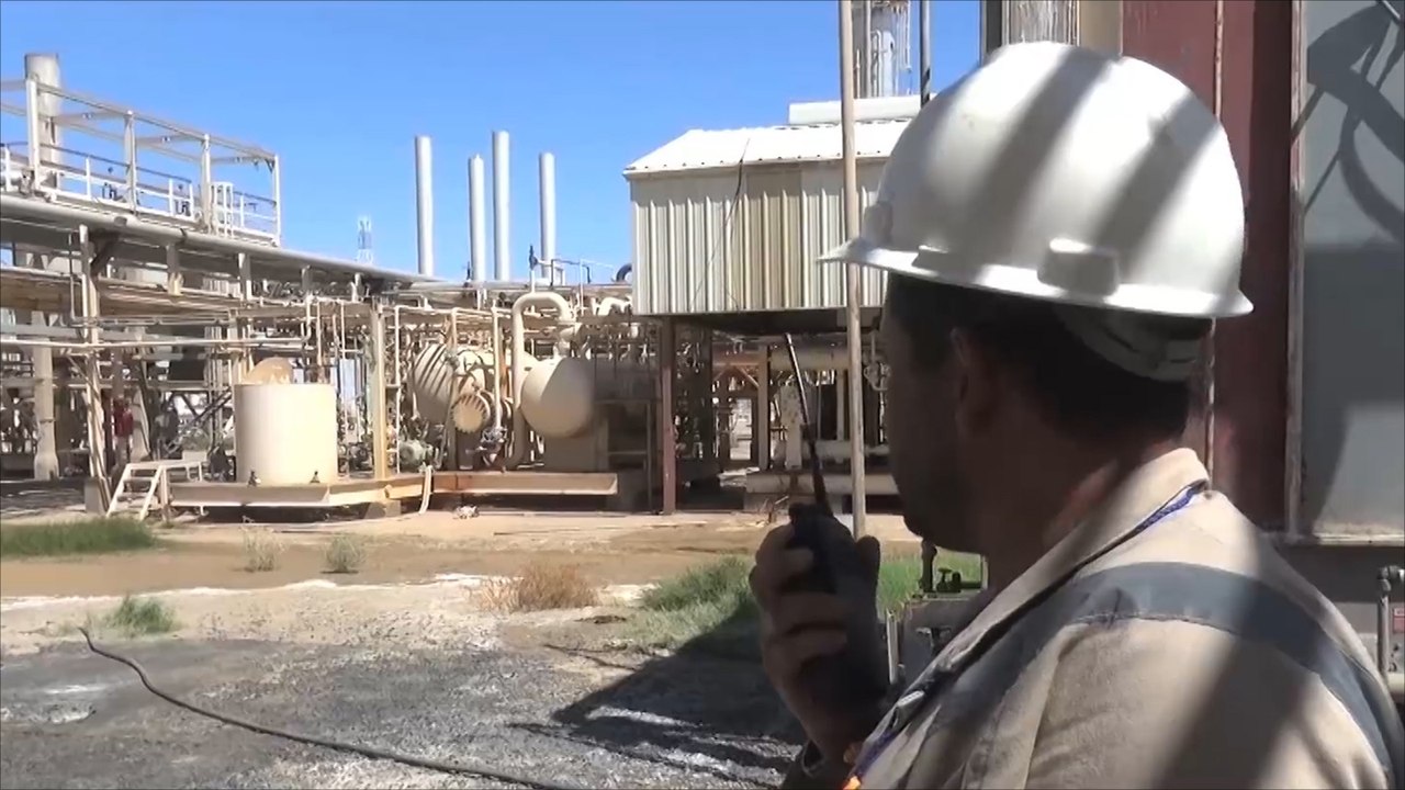 الحكومة اليمنية توقف تحويل إيرادات الغاز للبنك المركزي بصنعاء