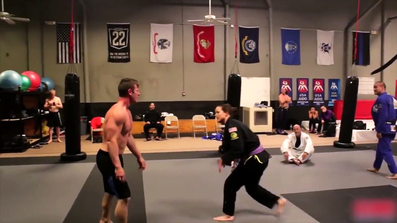 Voici un bodybuilder qui regrettera d'avoir défier des ceintures noires de Ju-jitsu brésilien