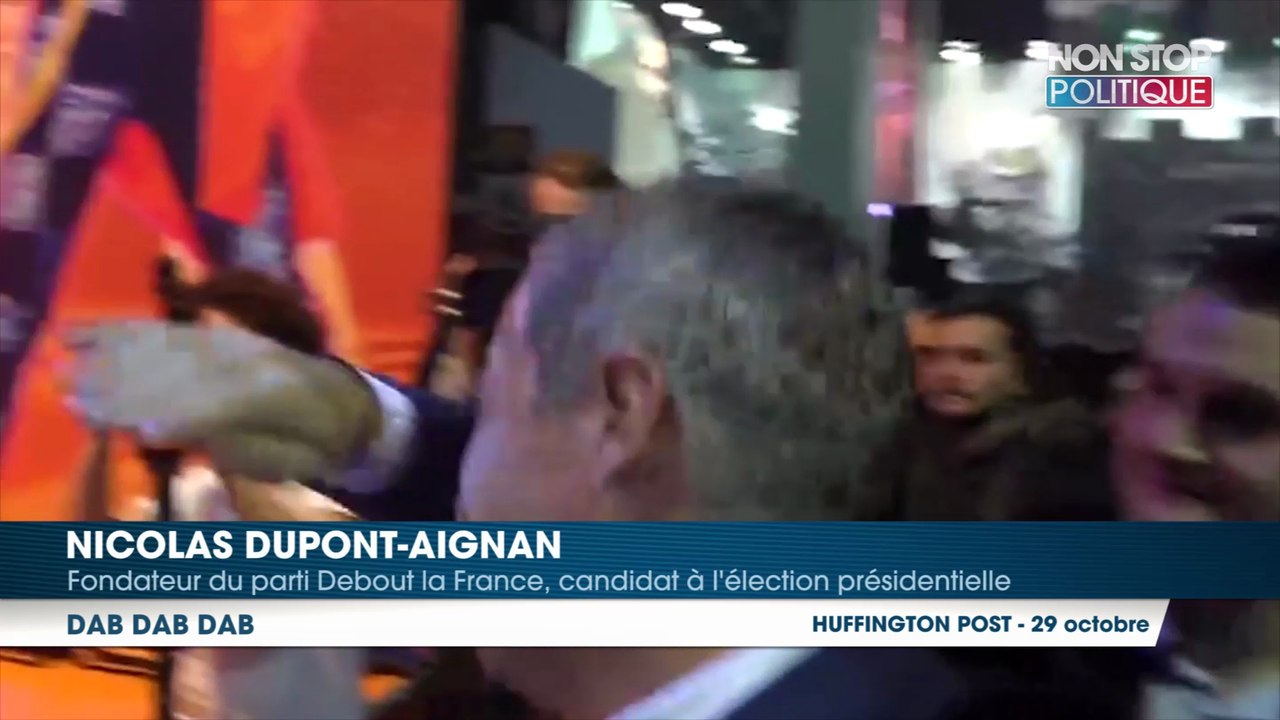 Nicolas Dupont-Aignan tente un pas de danse hip-hop à la Paris Game Week