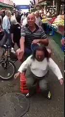 Vengono da tutto il mondo in questo mercato solo per vedere lui!