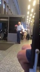 Anziano aspetta l'arrivo della compagna Guardate come la accoglie! Commovente!