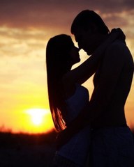 Un couple surpris par un feu d'artifice