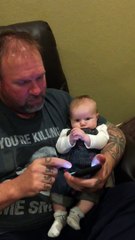 Adorable petite fille pleure quand son pére déclenche une music AC/DC