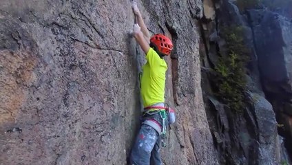Grosse frayeur pour un grimpeur épuisé qui lâche prise.
