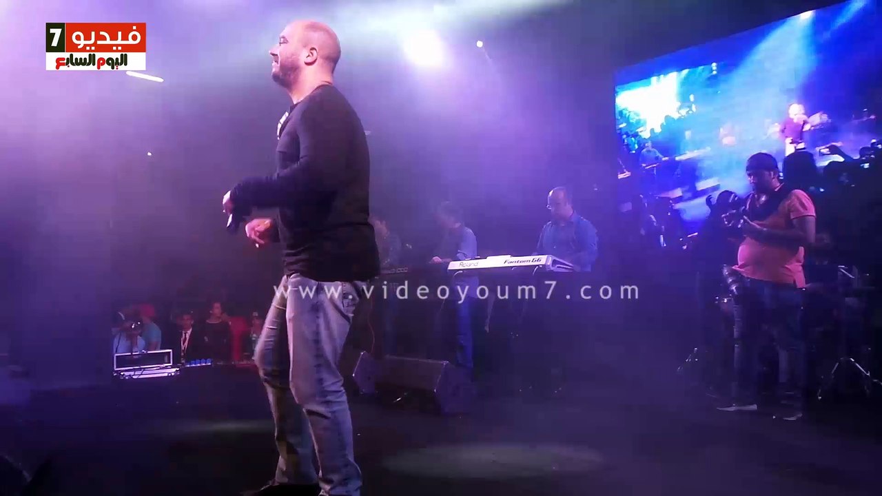 محمود العسيلى يغنى "ضحكة" لايف