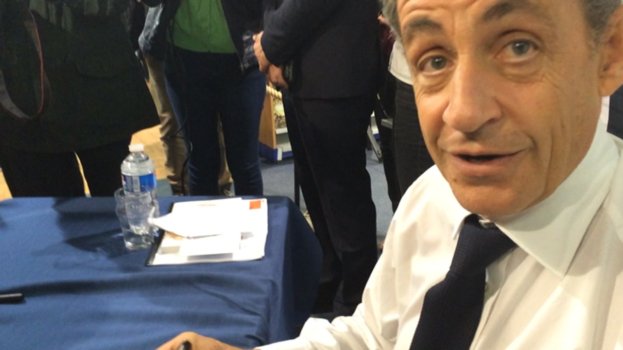 Nicolas Sarkozy en séance de dédicace