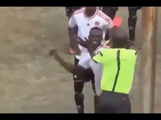 لاعب يرد على البطاقة الحمراء بطريقة جنونية