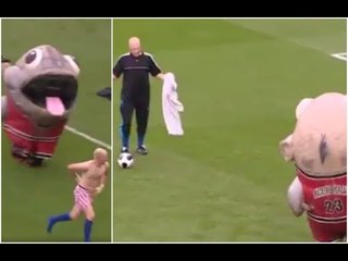 سمكة كبيرة تلتهم مشجع وتجرده من ملابسه في عرض كوميدي رائع بين شوطي مباراة