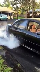 À 5 ans, son père irresponsable l'encourage à faire déraper les pneus pour produire des burns.
