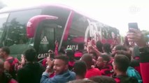 Que festa! Ônibus do Flamengo é seguido por multidão de torcedores antes de embarque