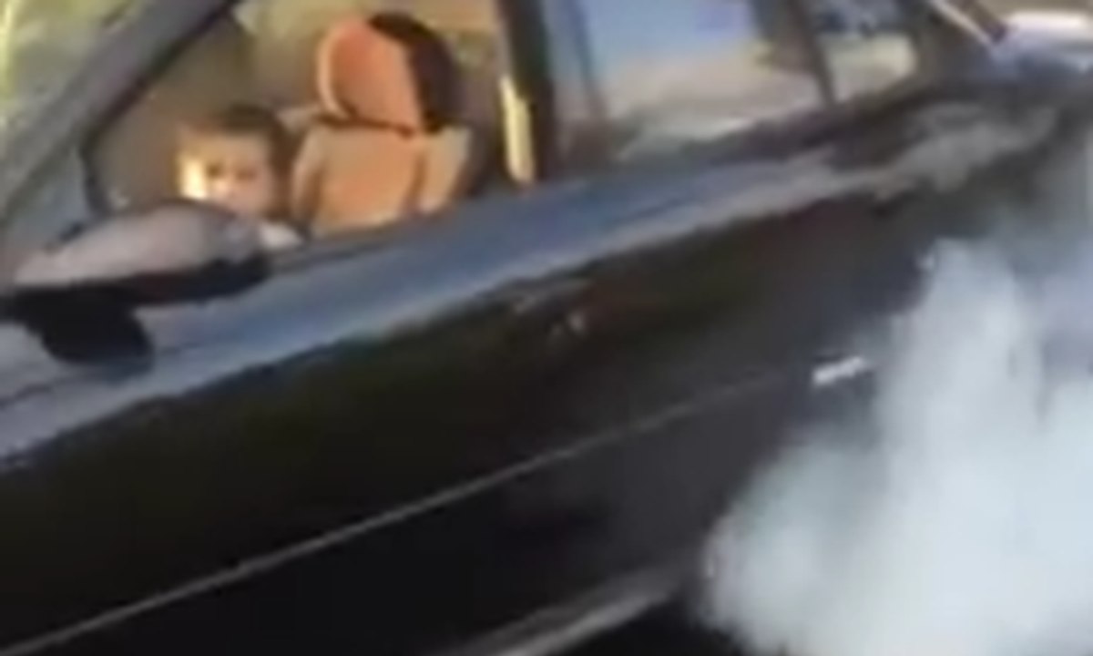 Un père a appris à son fils à faire un burn tout seul au volant de sa voiture !