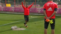 Vidal acerta chute incrível em treino do Bayern